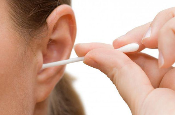 Lấy ráy tai thường xuyên bằng tăm bông dễ gây đau tai